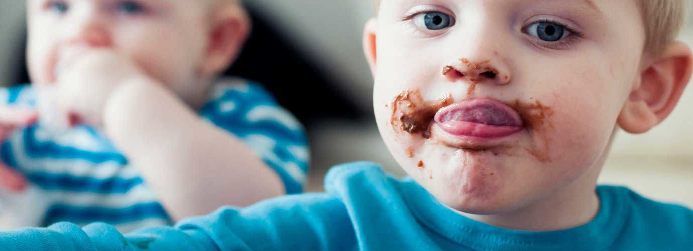 Kind met chocoladevlekken over zijn hele gezicht