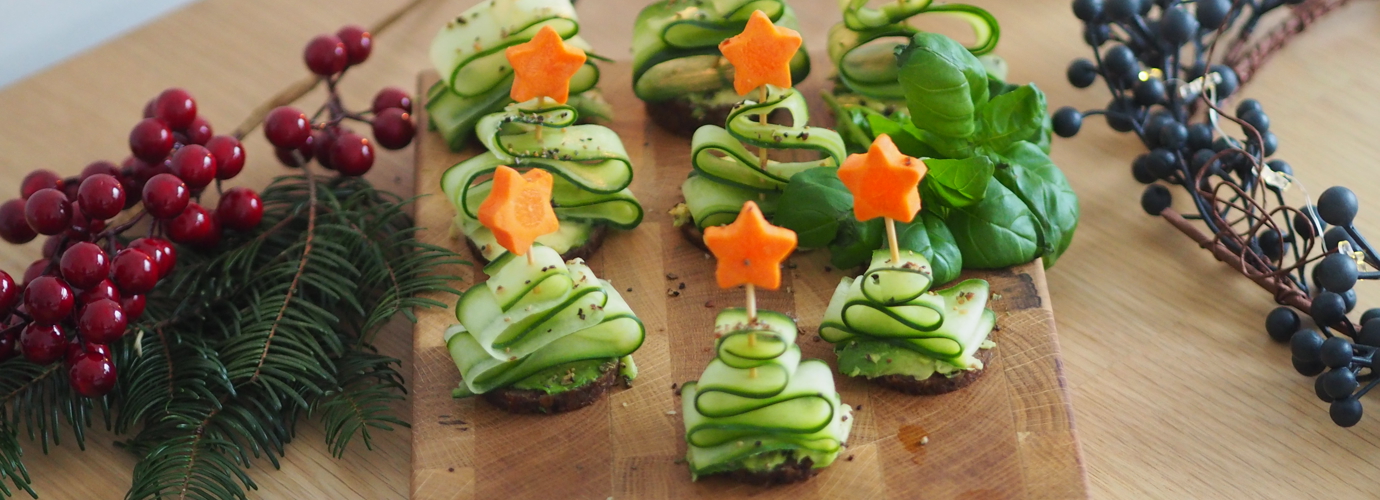 Veganistische komkommer-dennenboom-spiesjes