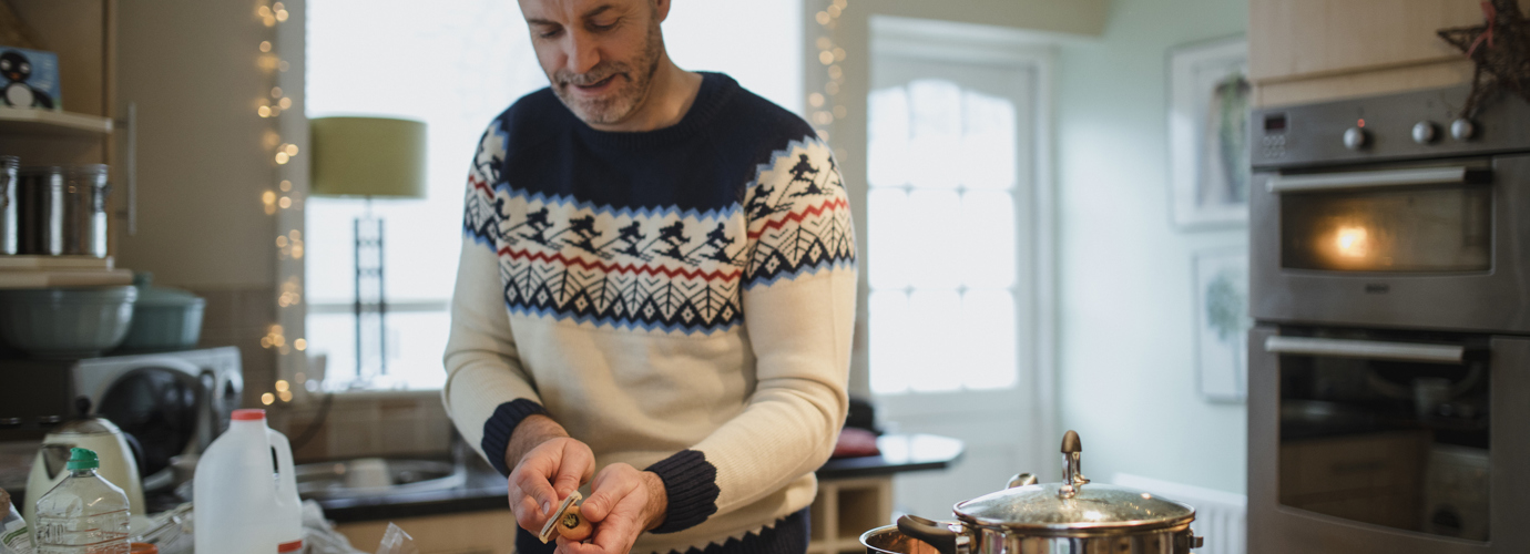 Prepare for Christmas dinner